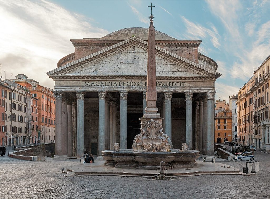 Vista del Panteón de Roma con su pórtico corintio y la rotonda