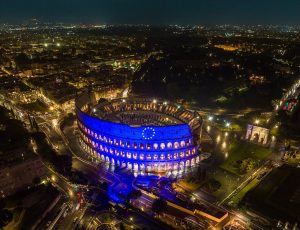 Vista exterior del Coliseo de Roma con sus niveles de arcadas