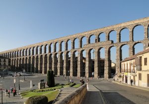 Arquería de dos niveles del Acueducto de Segovia en la plaza del Azoguejo