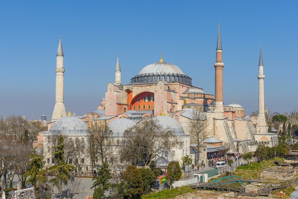 Vista exterior de Santa Sofía de Constantinopla en Estambul, con su gran cúpula y minaretes