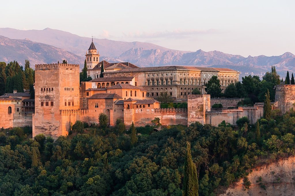Patio de los Leones de la Alhambra de Granada, con la fuente central y las arquerías nazaríes