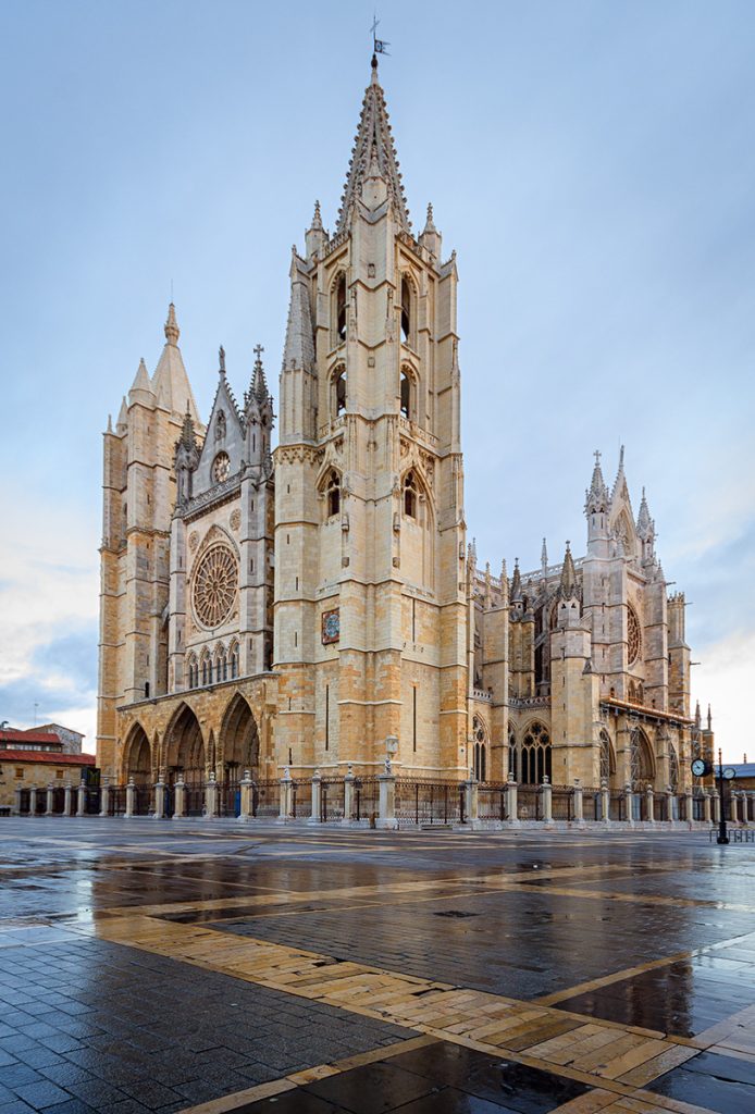 Vista de la Catedral de León con su arquitectura gótica y grandes vidrieras