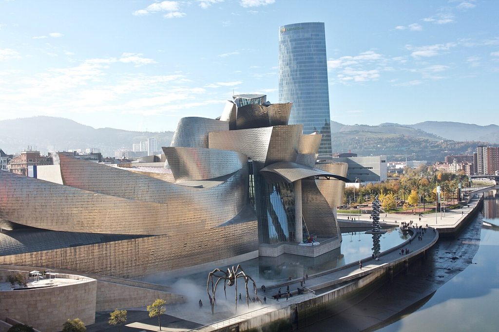 Museo Guggenheim Bilbao de Frank Gehry junto a la ría