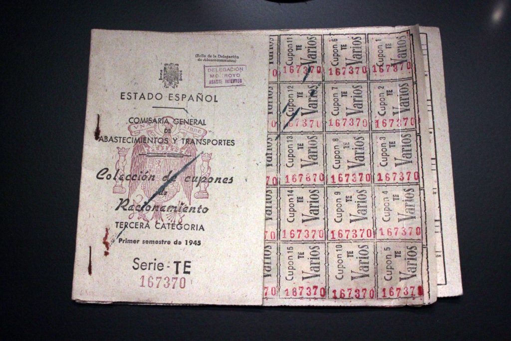 Cartilla de racionamiento española de 1945 con cupones