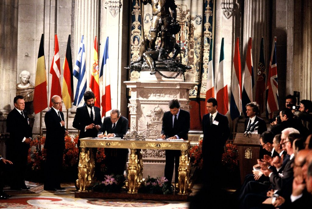 Firma del Tratado de Adhesión de España a las Comunidades Europeas en 1985