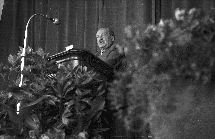 Martin Heidegger durante una conferencia en Friburgo en 1954