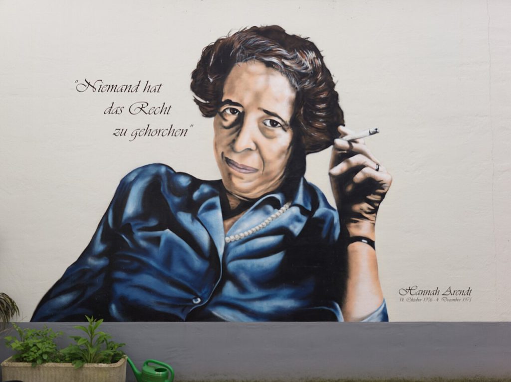 Retrato de Hannah Arendt para ilustrar el concepto filosófico de pluralidad