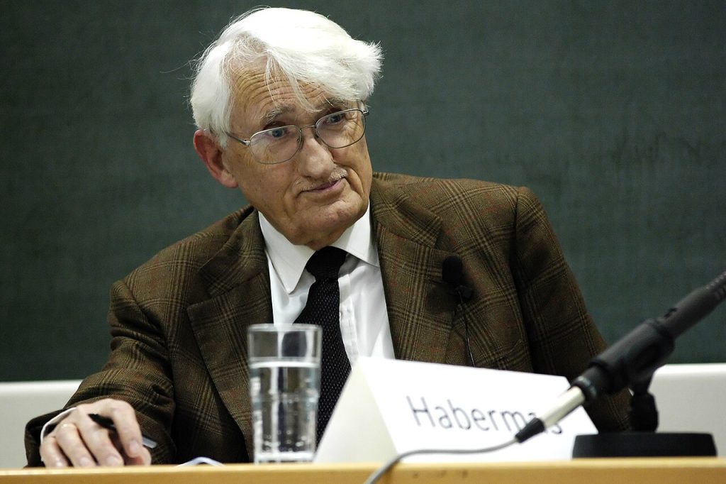 Jürgen Habermas durante una discusión académica