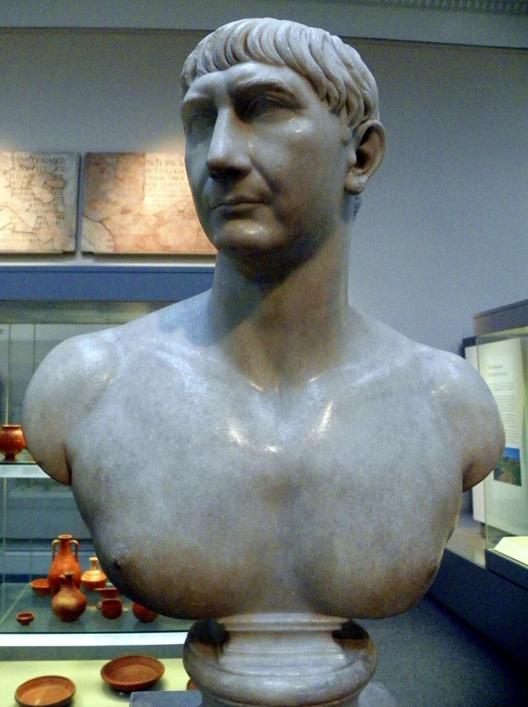 Busto de mármol del emperador romano Trajano conservado en el British Museum